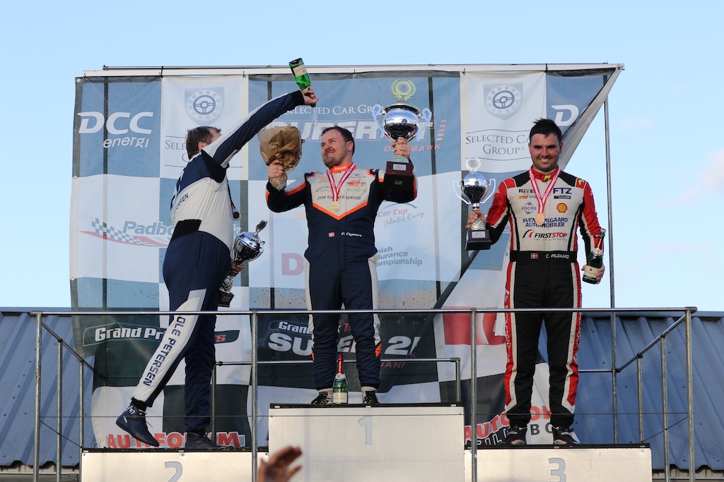 Øverst på podiet 2024 mesterskabsvinder Frederik Nymark, Ole Petersen på andenpladsen og Casper Pilgaard på tredjepladsen.
(Foto: Motorsporten.dk)